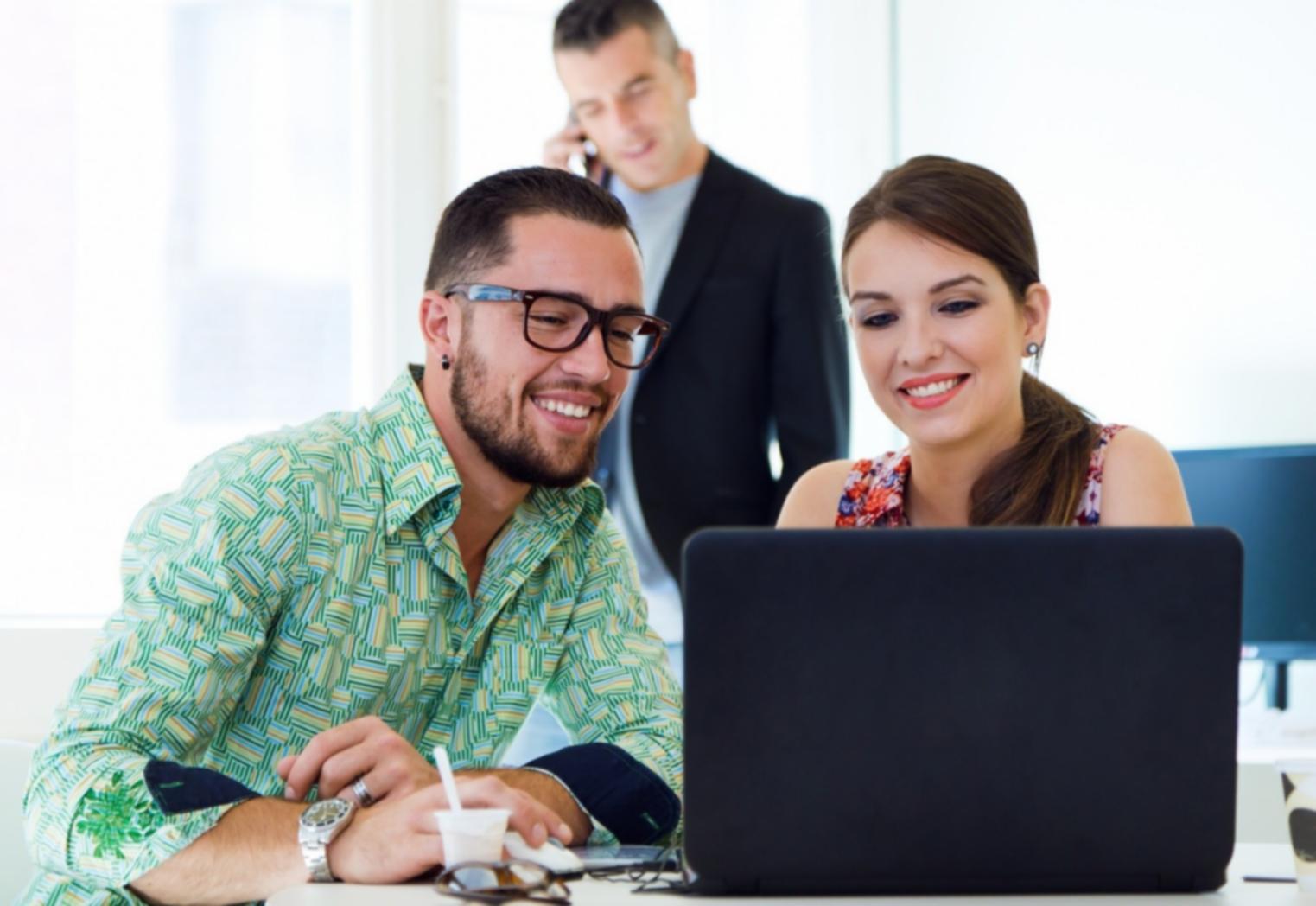 Equipo trabajando en análisis de transacciones financieras
